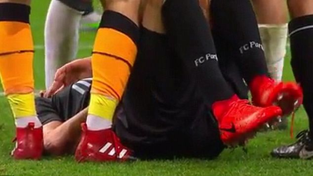 Hector Herrera saat merasakan sakit pada kakinya. Copyright: © Twiitter@ESPN